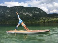 Herabschauender Hund SUP Yoga Berenice Standuppaddle Hegne Super Bodensee